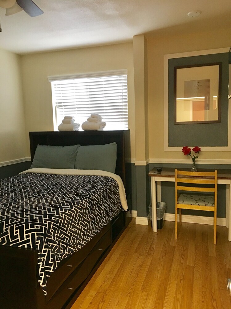 Motel Traveler's Bed & Breakfast Hostel