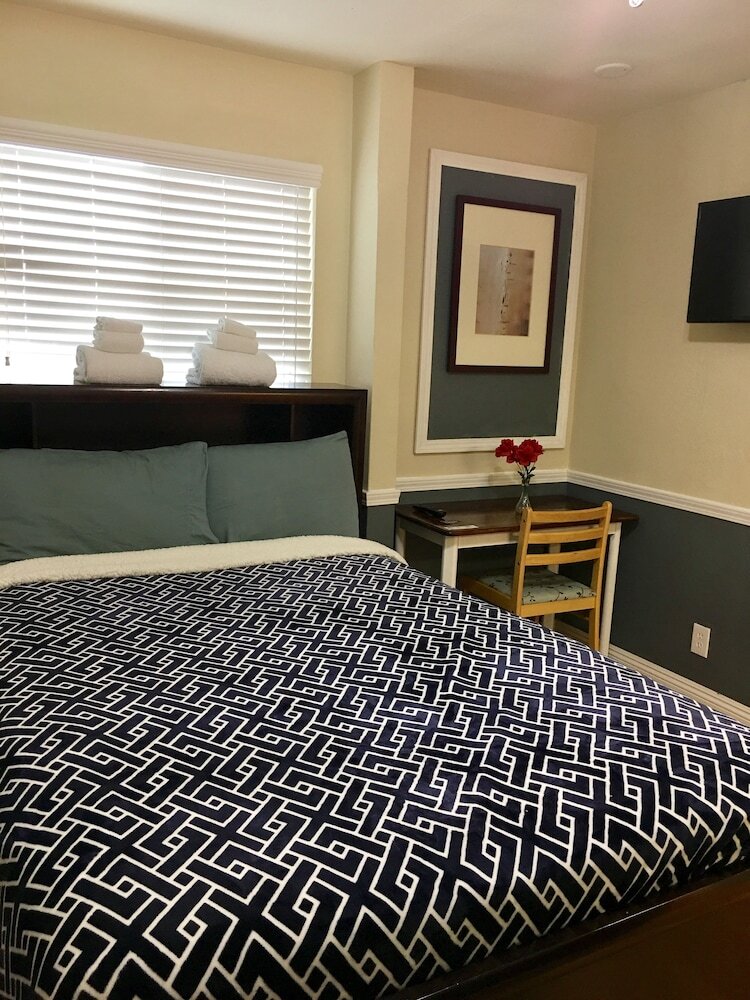 Motel Traveler's Bed & Breakfast Hostel