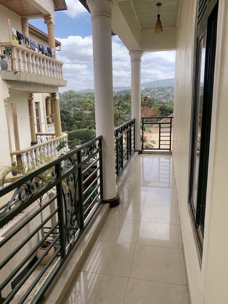 Bed & Breakfast Gorilla Home Stay