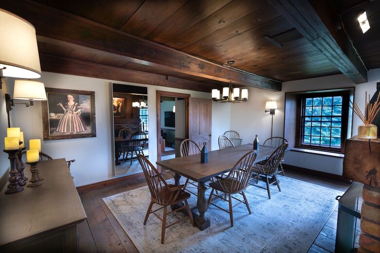 Bed & Breakfast 1735 Stone Farmhouse