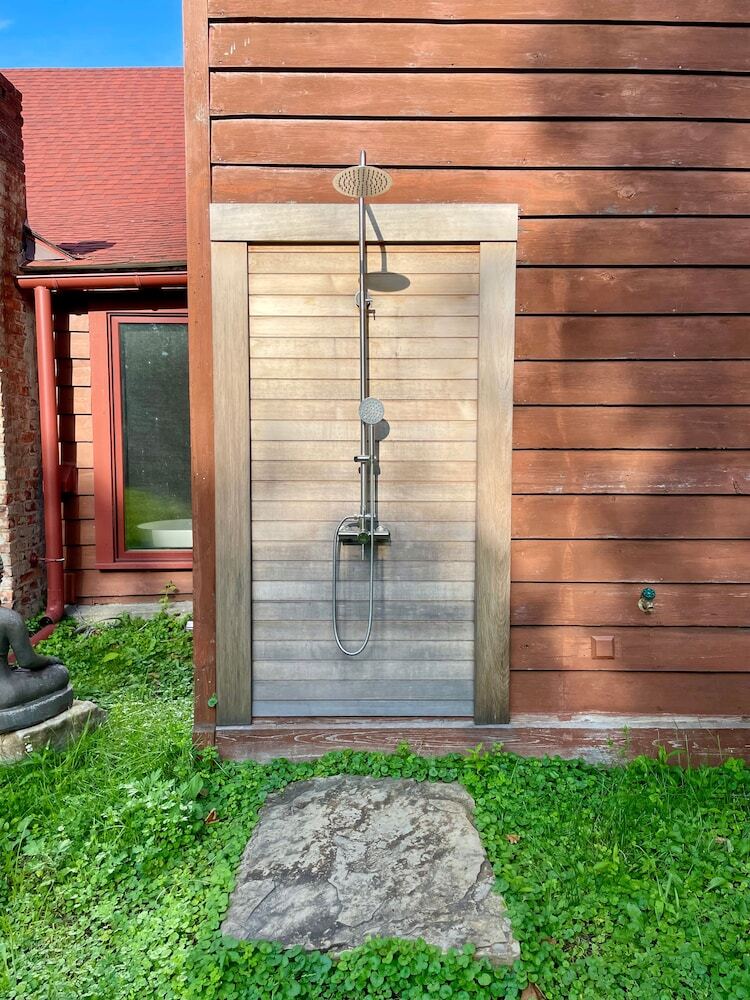 Bed & Breakfast 1735 Stone Farmhouse