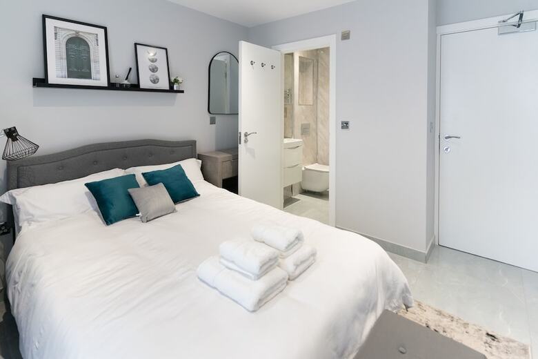 Luxury 5bd Guesthouse