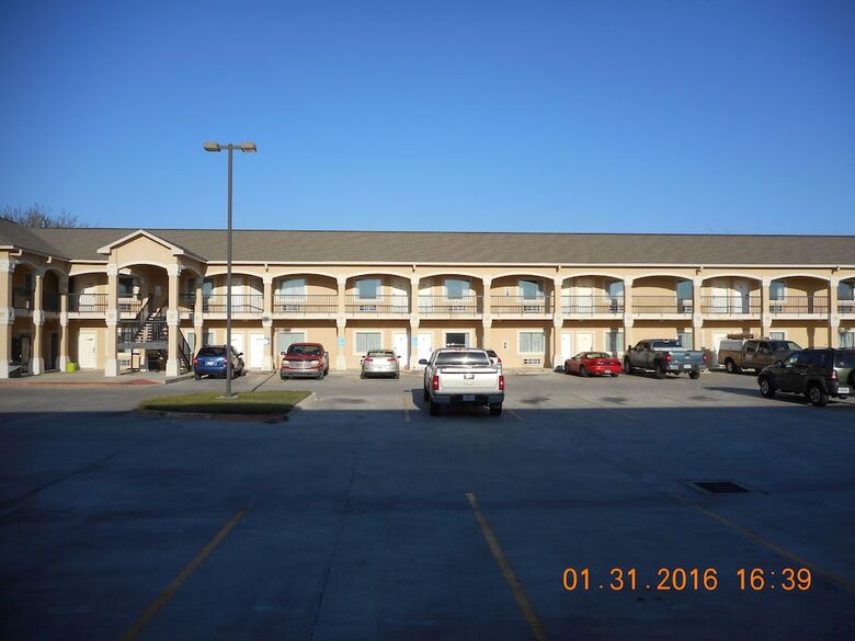Motel Crossroads Inn & Suites