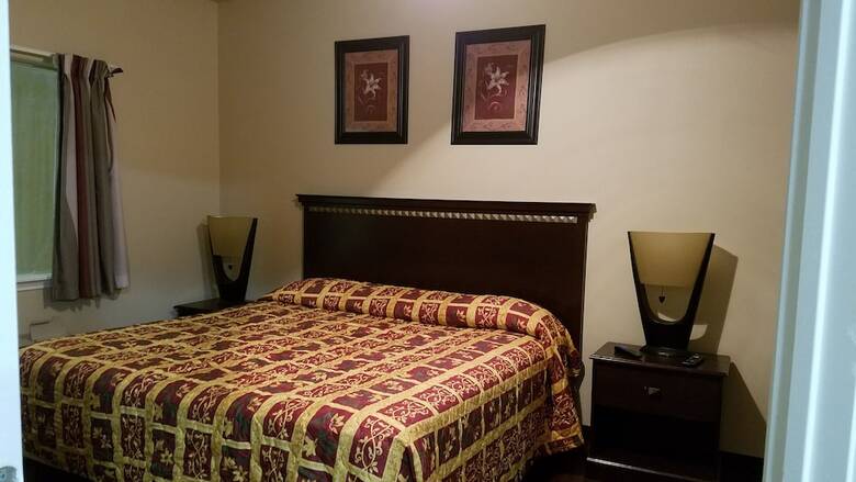 Motel Crossroads Inn & Suites