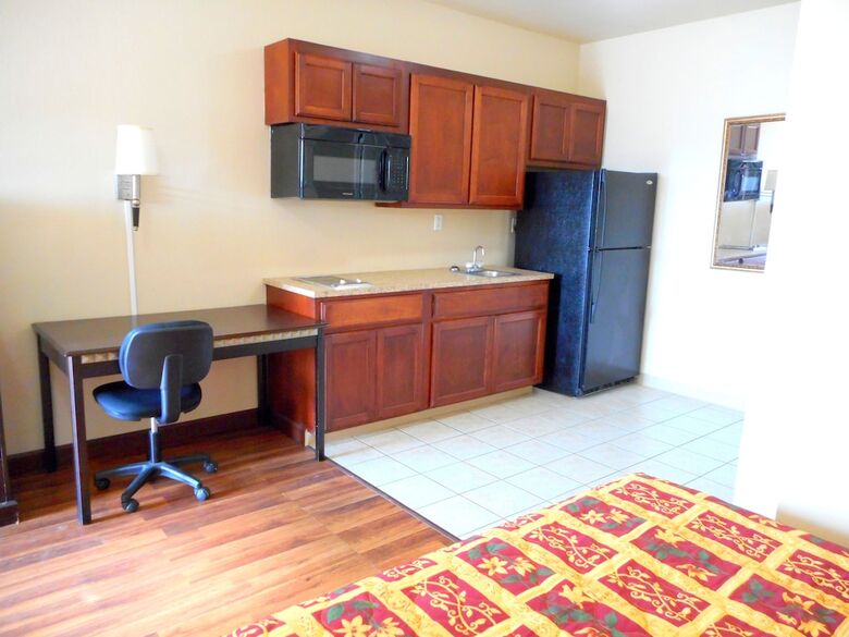 Motel Crossroads Inn & Suites
