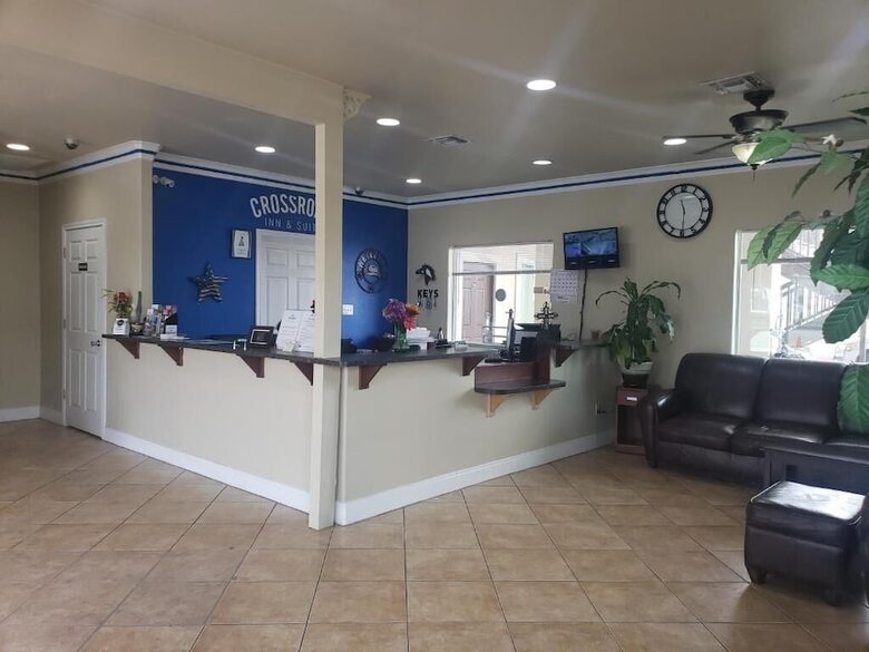 Motel Crossroads Inn & Suites