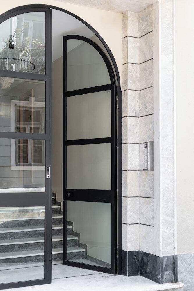 Elliot Neapoli, Athens