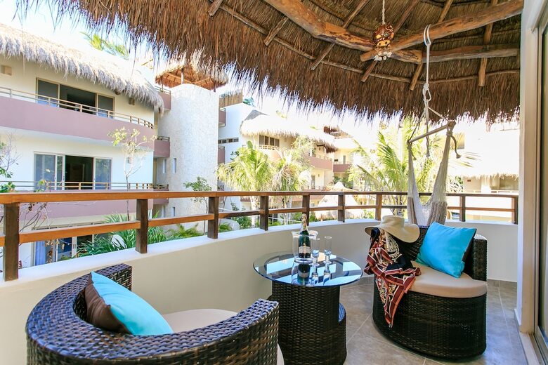 Apartamentos Condo Complex With An Alluring Pool & Tropical Vibes By Stella Rentals