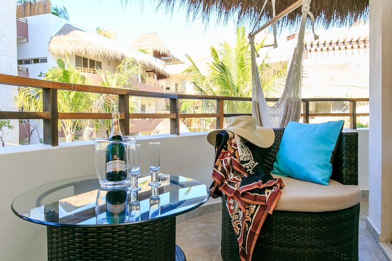 Apartamentos Condo Complex With An Alluring Pool & Tropical Vibes By Stella Rentals