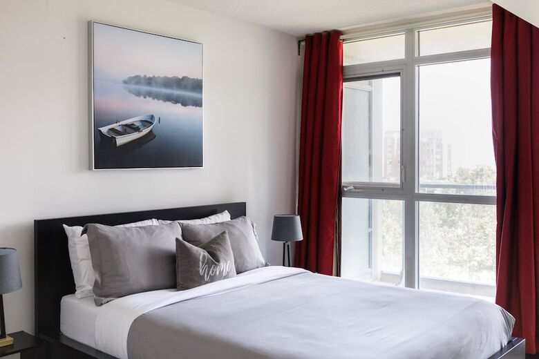 Hotel 151 Dan Leckie Way