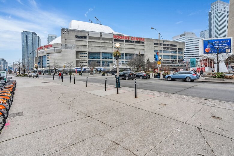 Hotel 151 Dan Leckie Way