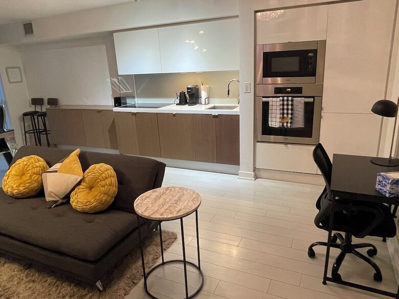 Hotel 151 Dan Leckie Way