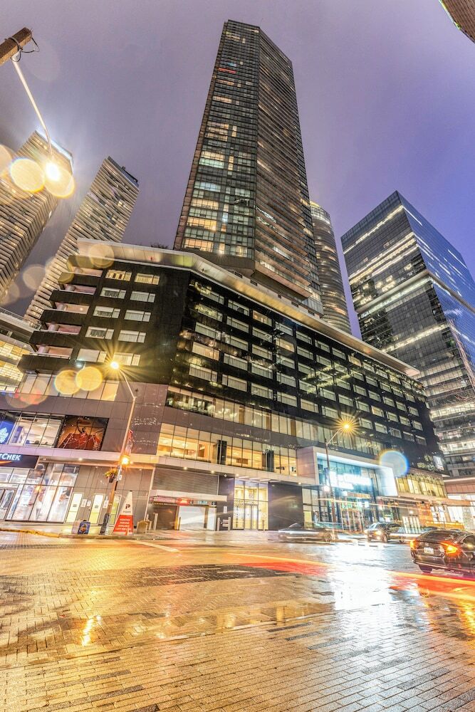 Hotel 151 Dan Leckie Way