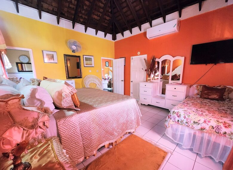 Bed & Breakfast 237 Bratton Ave