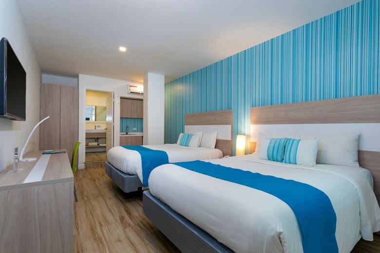 Hotel Aqualina Inn