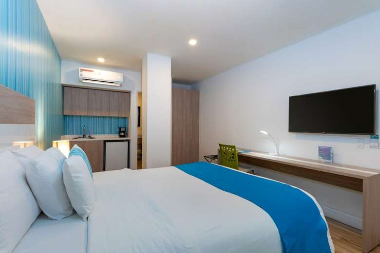 Hotel Aqualina Inn