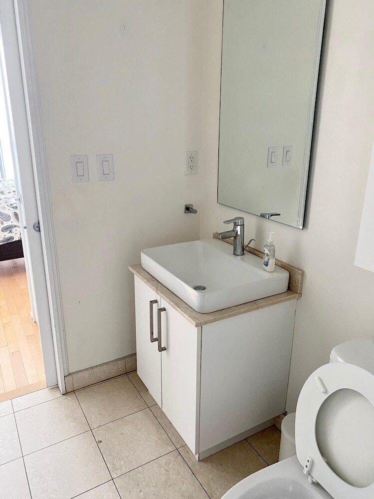Hotel Ihost Suites Downtown Toronto