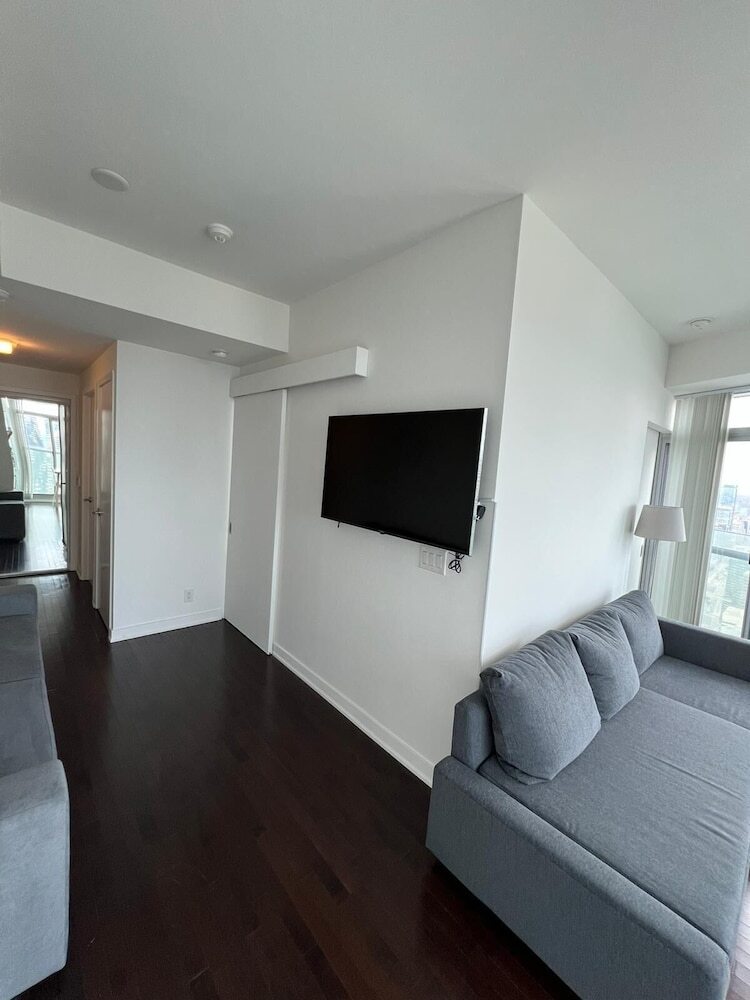 Hotel Ihost Suites Downtown Toronto