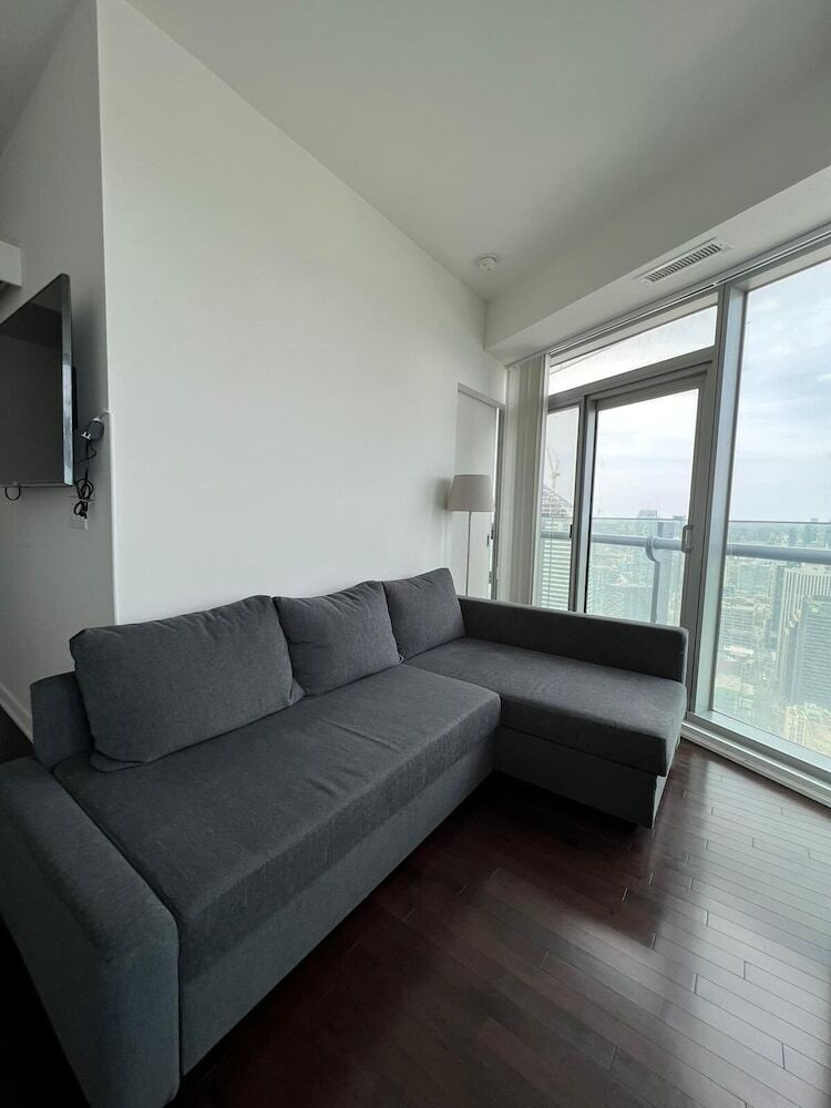 Hotel Ihost Suites Downtown Toronto