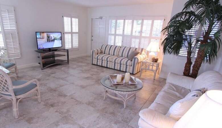 Hotel Beachouse Inn & Suites