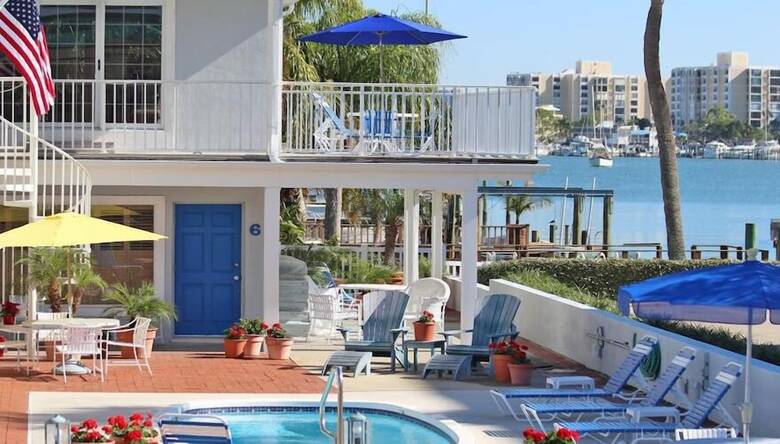 Hotel Beachouse Inn & Suites
