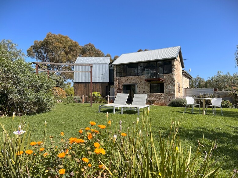 Bed & Breakfast Old Chaff Mill Retreat - - Luxury Vineyard Accommodation