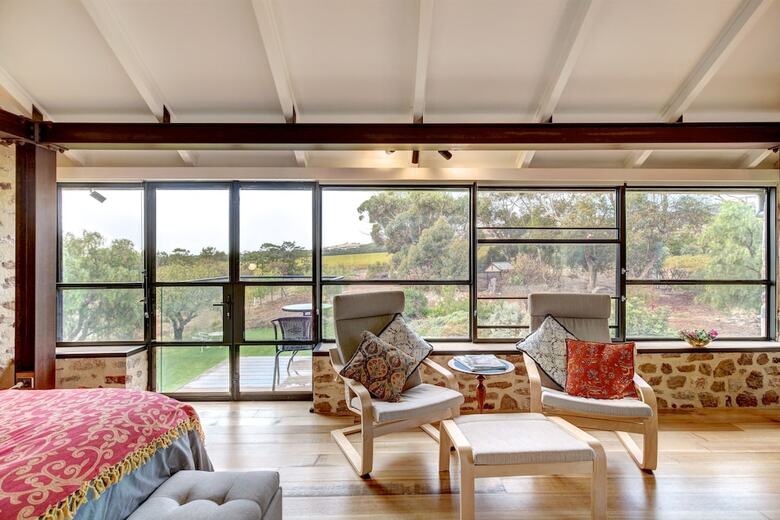 Bed & Breakfast Old Chaff Mill Retreat - - Luxury Vineyard Accommodation
