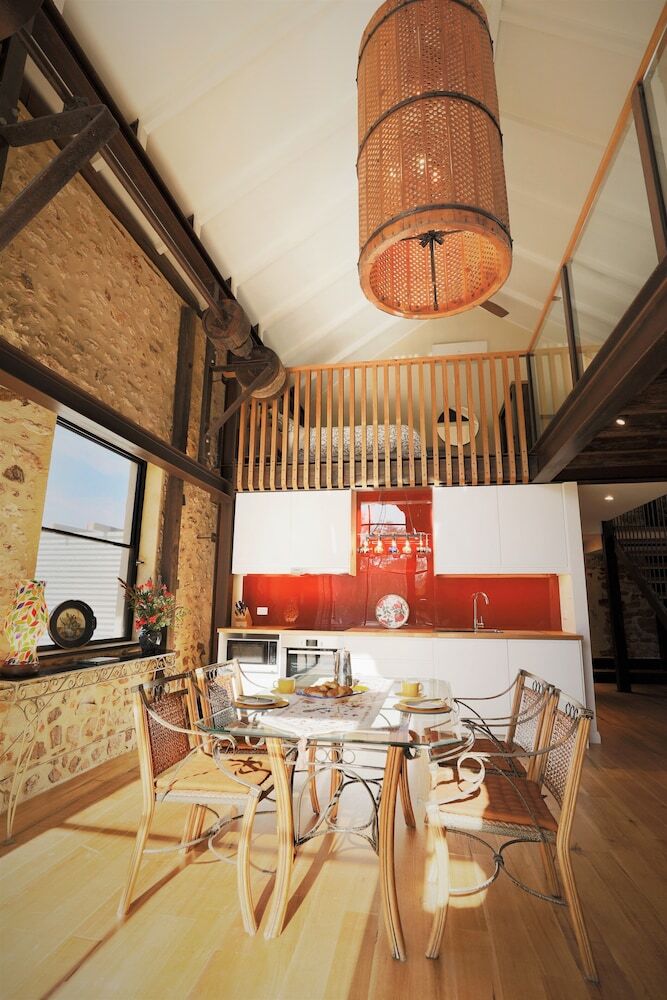 Bed & Breakfast Old Chaff Mill Retreat - - Luxury Vineyard Accommodation