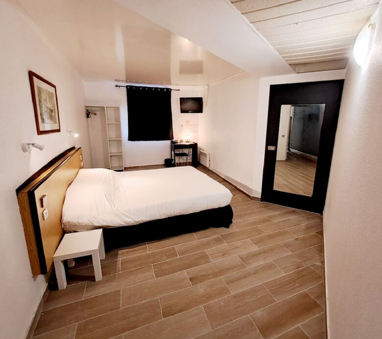 Crystal Hotel Saint Denis Basilique