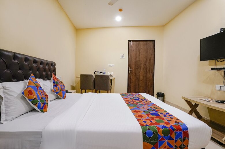 Hotel Fabexpress U Life