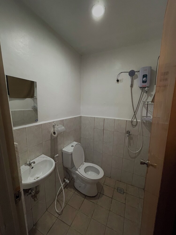 Aparthotel 83 F. Bautista St
