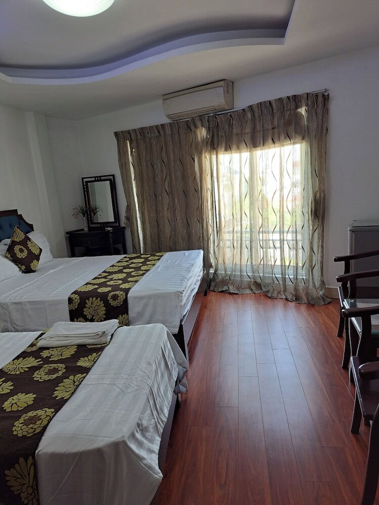South Gate Hotel
