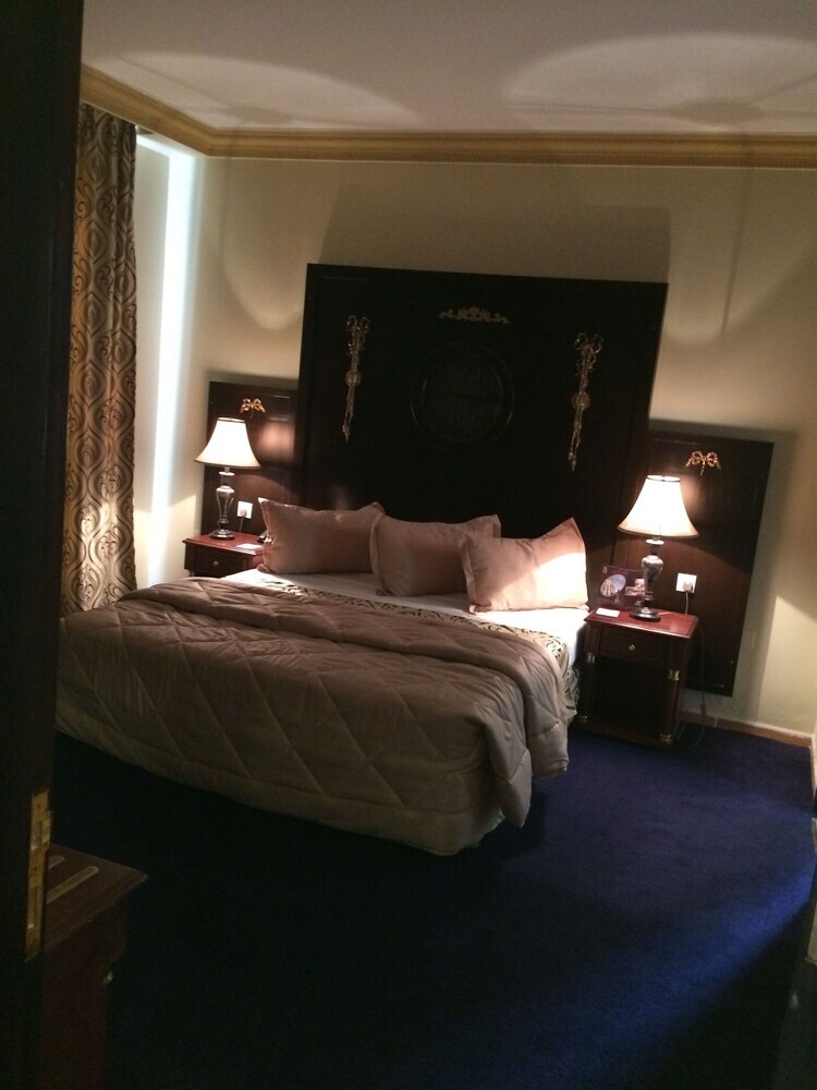 Acacia Hotel & Suites