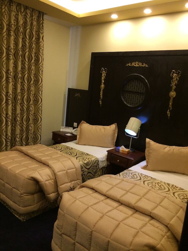 Acacia Hotel & Suites