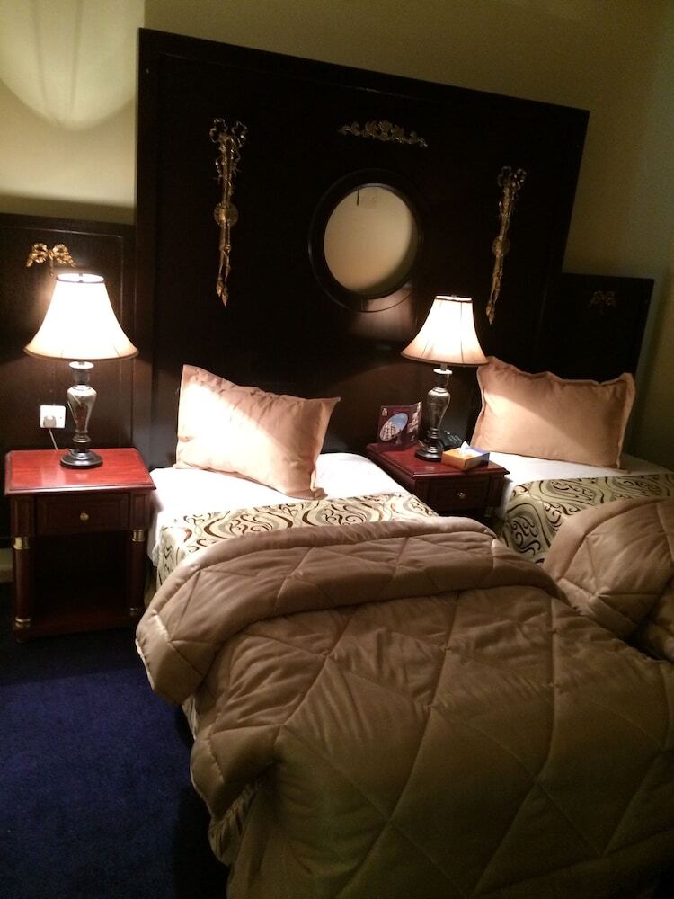Acacia Hotel & Suites