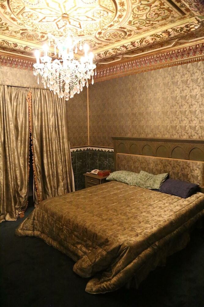 Acacia Hotel & Suites