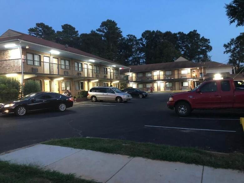 Motel Inn Between The Hedges