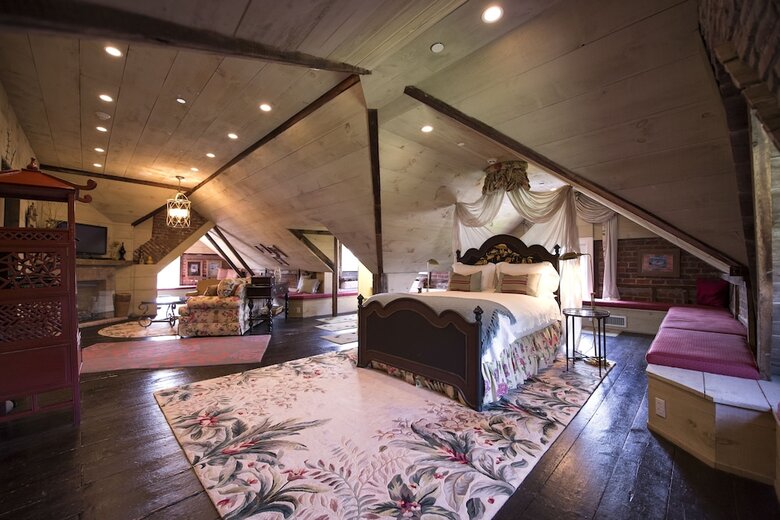 Hotel Jedediah Hawkins Inn