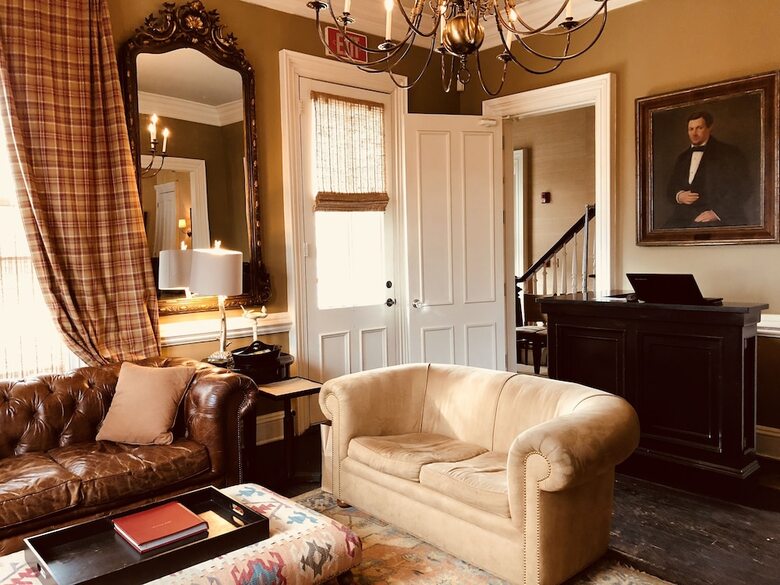 Hotel Jedediah Hawkins Inn
