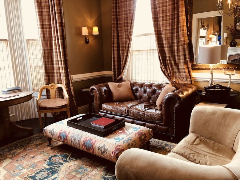 Hotel Jedediah Hawkins Inn