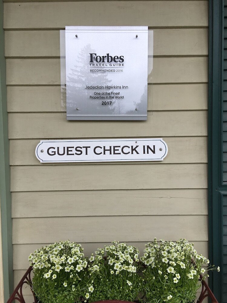 Hotel Jedediah Hawkins Inn
