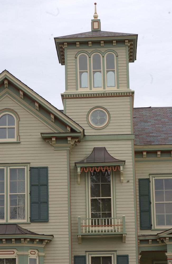 Hotel Jedediah Hawkins Inn