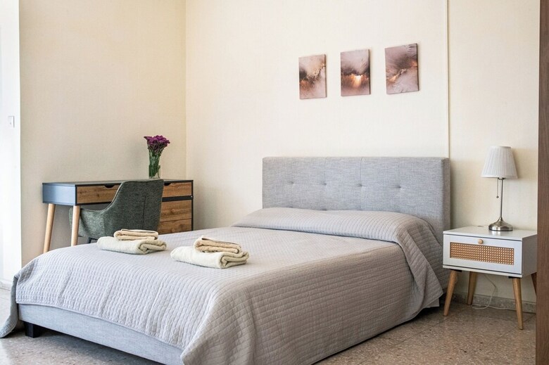 Room-spacious One Bedroom Apartment In P