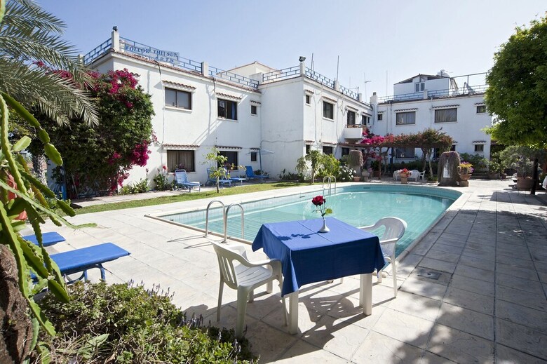 Room-spacious One Bedroom Apartment In P