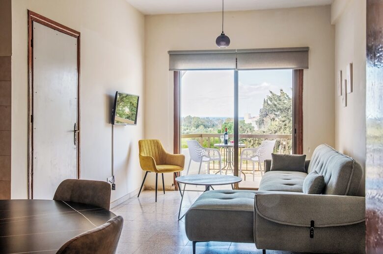 Room-spacious One Bedroom Apartment In P
