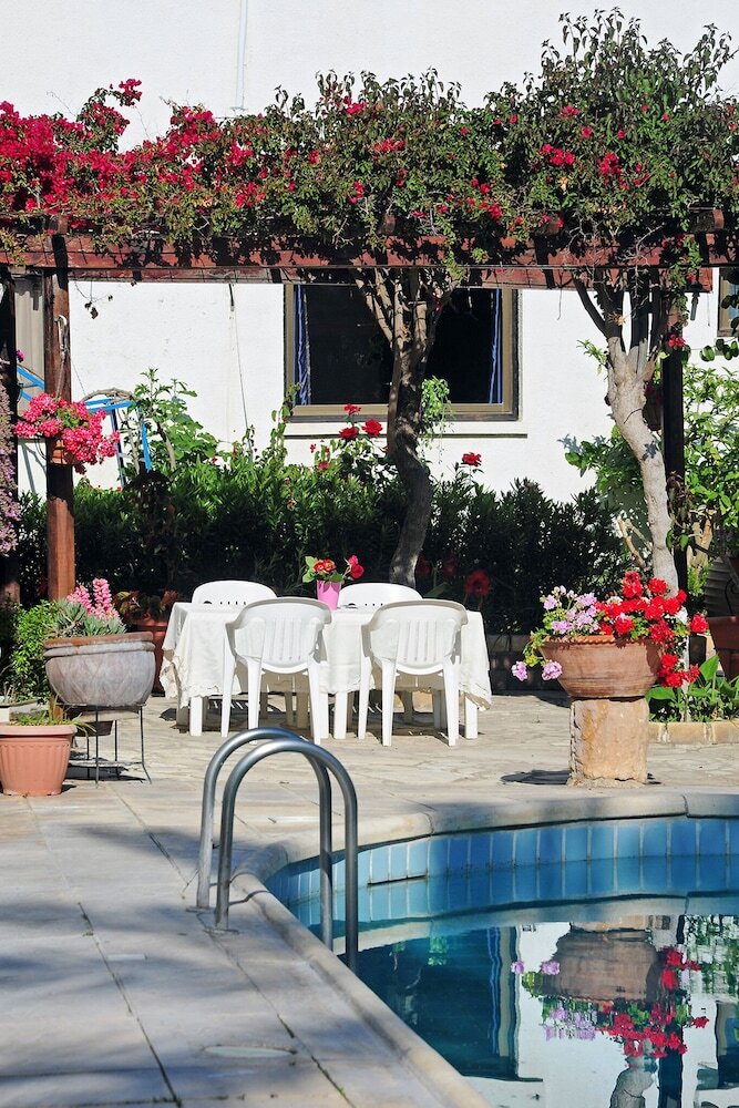 Room-spacious One Bedroom Apartment In P