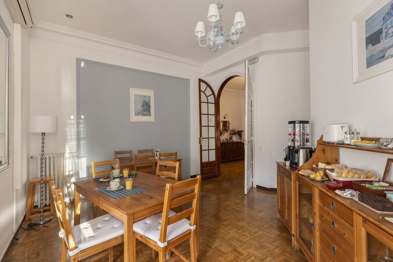Ally's Guest House Barcelona B&B