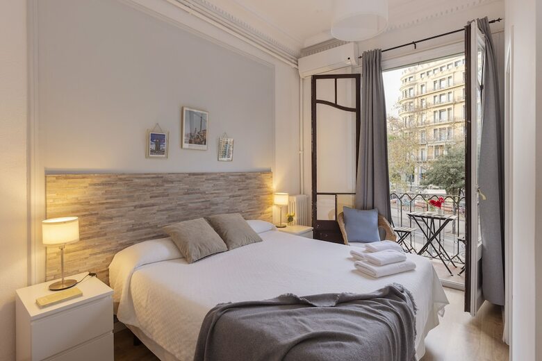 Ally's Guest House Barcelona B&B