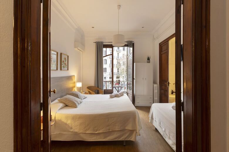 Ally's Guest House Barcelona B&B