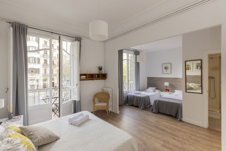 Ally's Guest House Barcelona B&B